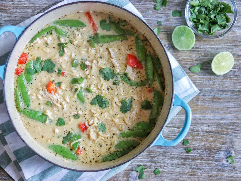 Ramen au poulet et au curry vert crémeux 